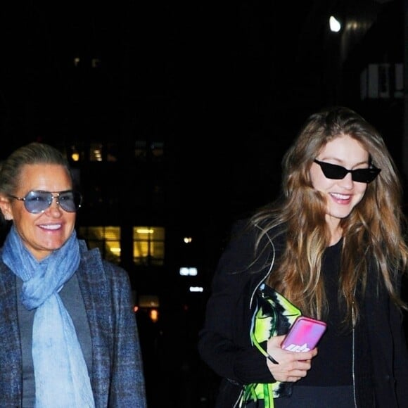 Exclusif - Gigi Hadid est allée diner avec sa mère Yolanda Hadid au restaurant Bondst à New York, le 29 mars 2019