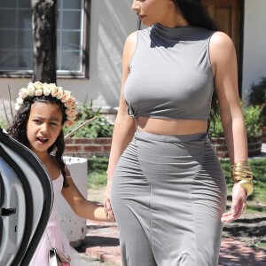 Exclusif - Kim Kardashian porte un bijou Tikka indien et un haut très moulant sans soutien-gorge en balade avec sa fille North à Sherman Oaks. La petite North est habillée en costume de princesse et porte un sac à paillettes avec son prénom inscrit dessus et des Doc Martens assorties! Kim et North se rendent à une fête de mariage privée. Le 30 mars 2019.