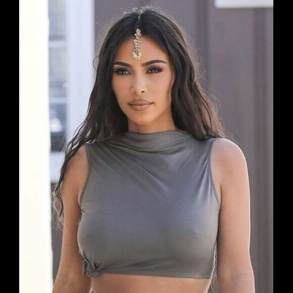 Exclusif - Kim Kardashian porte un bijou Tikka indien et un haut très moulant sans soutien-gorge en balade avec sa fille North à Sherman Oaks. La petite North est habillée en costume de princesse et porte un sac à paillettes avec son prénom inscrit dessus et des Doc Martens assorties! Kim et North se rendent à une fête de mariage privée. Le 30 mars 2019.