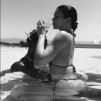 Kylie Jenner : Torride en bikini sur les genoux de Travis Scott