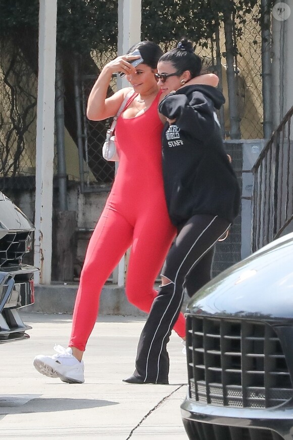 Kylie Jenner est allée déjeuner avec une amie au restaurant Fresh Corn Grill à West Hollywood, le 3 avril 2019.