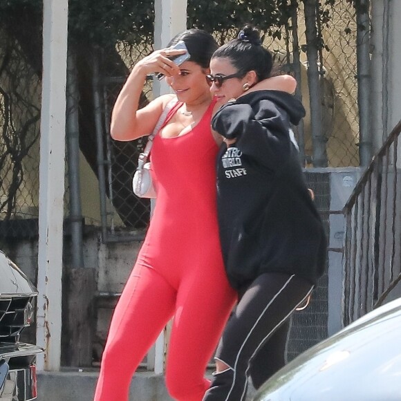 Kylie Jenner est allée déjeuner avec une amie au restaurant Fresh Corn Grill à West Hollywood, le 3 avril 2019.