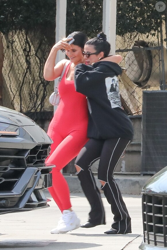 Kylie Jenner est allée déjeuner avec une amie au restaurant Fresh Corn Grill à West Hollywood, le 3 avril 2019.