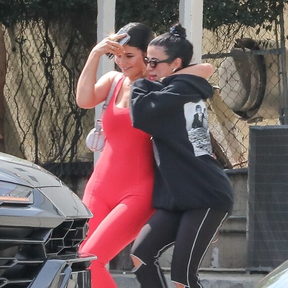 Kylie Jenner est allée déjeuner avec une amie au restaurant Fresh Corn Grill à West Hollywood, le 3 avril 2019.