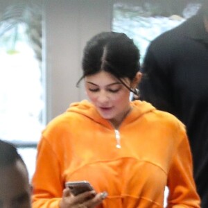 Exclusif - Kylie Jenner arrive accompagnée de ses gardes du corps à un rendez-vous médical au Cedars-Sinai Medical Center à Los Angeles, le 2 avril 2019.