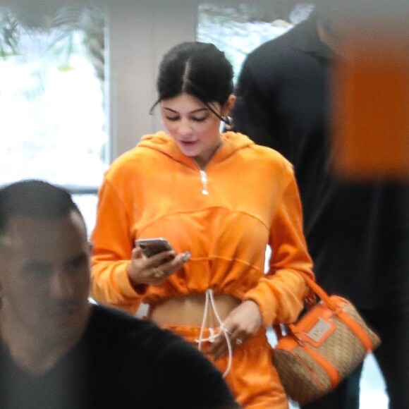 Exclusif - Kylie Jenner arrive accompagnée de ses gardes du corps à un rendez-vous médical au Cedars-Sinai Medical Center à Los Angeles, le 2 avril 2019.