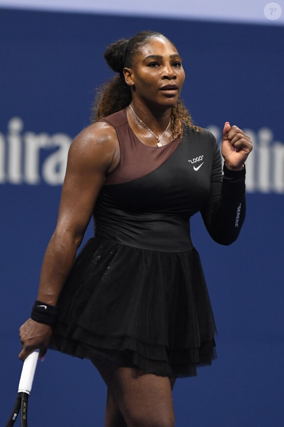 Serena Williams lors du premier tour de l'US Open 2018 contre la Polonaise M.Linette au Centre national de tennis USTA Billie Jean King à New York. Serena porte une tenue signée Nike x Virgil Abloh (Off-White), le 27 aout 2018.