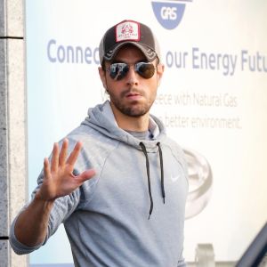 Enrique Iglesias arrive à l'aéroport de Athènes en Grèce, le 10 mai 2018.