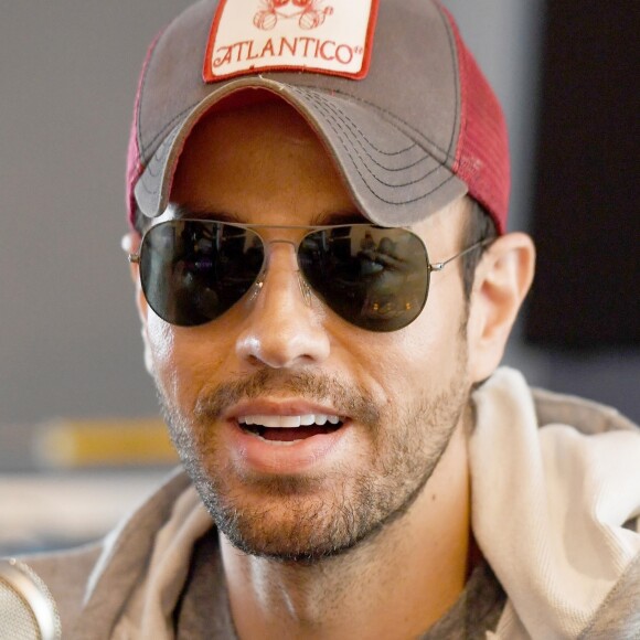 Enrique Iglesias pose dans les studios de la radio Hits à Hollywood en Floride, le 3 mai 2018.