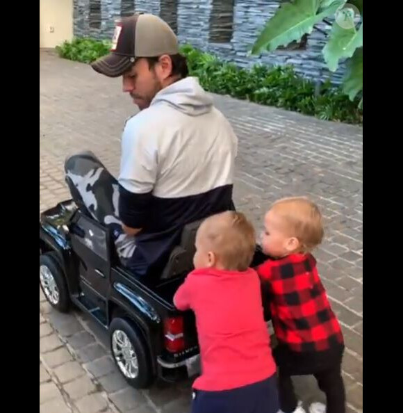 Enrique Iglesias publie une vidéo avec ses jumeaux Nicholas et Lucy sur Isntagram le 30 mars 2019.