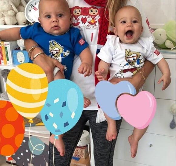 Anna Kournikova a partagé cette photo de ses jumeaux sur Instagram pour la Coupe du monde de football, le 1er juillet 2018. Ici aux couleurs de la Russie.