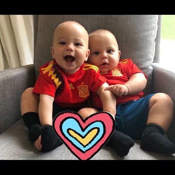 Anna Kournikova a partagé cette photo de ses jumeaux sur Instagram pour la Coupe du monde de football, le 1er juillet 2018. Ici aux couleurs de l'Espagne.