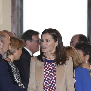 La reine Letizia d'espagne visite l'école de gravure et de graphisme de la Monnaie royale à Madrid le 8 avril 2019.