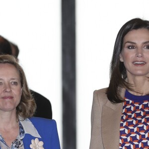 La reine Letizia d'espagne visite l'école de gravure et de graphisme de la Monnaie royale à Madrid le 8 avril 2019.