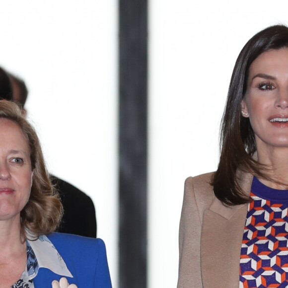 La reine Letizia d'espagne visite l'école de gravure et de graphisme de la Monnaie royale à Madrid le 8 avril 2019.