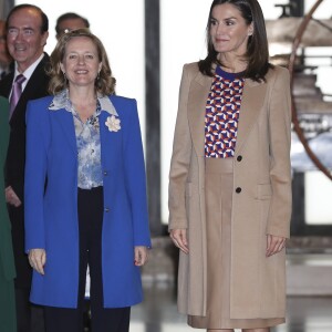 La reine Letizia d'espagne visite l'école de gravure et de graphisme de la Monnaie royale à Madrid le 8 avril 2019.