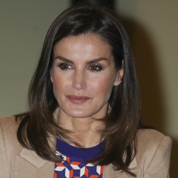 La reine Letizia d'espagne visite l'école de gravure et de graphisme de la Monnaie royale à Madrid le 8 avril 2019.