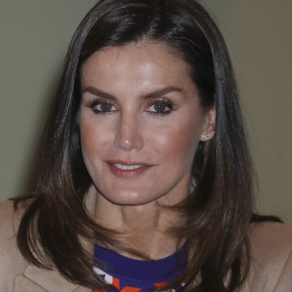 La reine Letizia d'espagne visite l'école de gravure et de graphisme de la Monnaie royale à Madrid le 8 avril 2019.