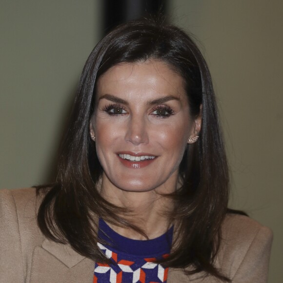 La reine Letizia d'espagne visite l'école de gravure et de graphisme de la Monnaie royale à Madrid le 8 avril 2019.