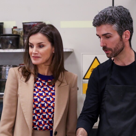 La reine Letizia d'espagne visite l'école de gravure et de graphisme de la Monnaie royale à Madrid le 8 avril 2019.