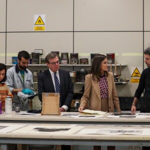 La reine Letizia d'espagne visite l'école de gravure et de graphisme de la Monnaie royale à Madrid le 8 avril 2019.