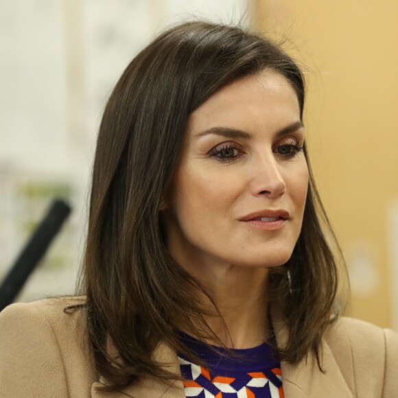 La reine Letizia d'espagne visite l'école de gravure et de graphisme de la Monnaie royale à Madrid le 8 avril 2019.