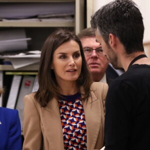 La reine Letizia d'espagne visite l'école de gravure et de graphisme de la Monnaie royale à Madrid le 8 avril 2019.