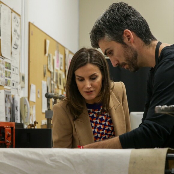 La reine Letizia d'Espagne visite l'école royale de gravure et de design pour la remise du prix "Tomas Francisco Prieto" et la promotion 7 du master en gravure et graphisme à Madrid le 8 avril 2019.