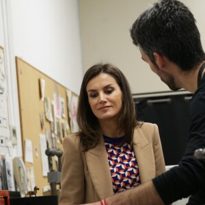 La reine Letizia d'Espagne visite l'école royale de gravure et de design pour la remise du prix "Tomas Francisco Prieto" et la promotion 7 du master en gravure et graphisme à Madrid le 8 avril 2019.