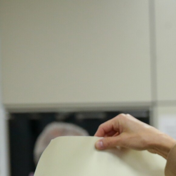 La reine Letizia d'Espagne visite l'école royale de gravure et de design pour la remise du prix "Tomas Francisco Prieto" et la promotion 7 du master en gravure et graphisme à Madrid le 8 avril 2019.