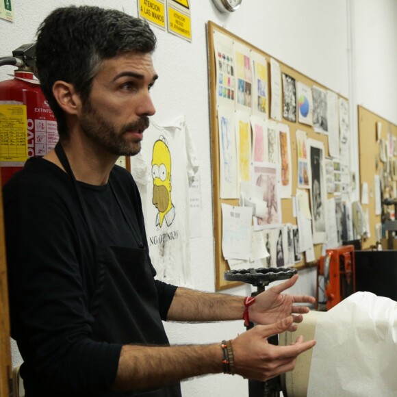 La reine Letizia d'Espagne visite l'école royale de gravure et de design pour la remise du prix "Tomas Francisco Prieto" et la promotion 7 du master en gravure et graphisme à Madrid le 8 avril 2019.