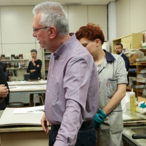 La reine Letizia d'Espagne visite l'école royale de gravure et de design pour la remise du prix "Tomas Francisco Prieto" et la promotion 7 du master en gravure et graphisme à Madrid le 8 avril 2019.