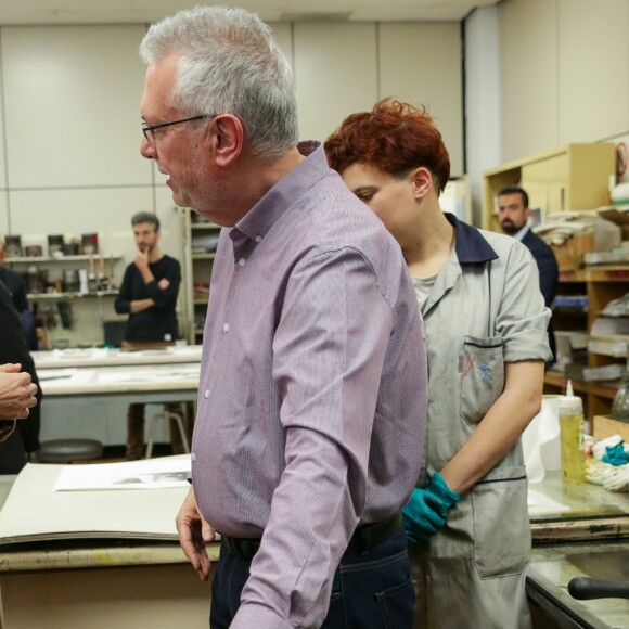 La reine Letizia d'Espagne visite l'école royale de gravure et de design pour la remise du prix "Tomas Francisco Prieto" et la promotion 7 du master en gravure et graphisme à Madrid le 8 avril 2019.