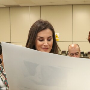 La reine Letizia d'Espagne visite l'école royale de gravure et de design pour la remise du prix "Tomas Francisco Prieto" et la promotion 7 du master en gravure et graphisme à Madrid le 8 avril 2019.