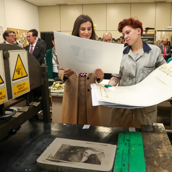 La reine Letizia d'Espagne visite l'école royale de gravure et de design pour la remise du prix "Tomas Francisco Prieto" et la promotion 7 du master en gravure et graphisme à Madrid le 8 avril 2019.