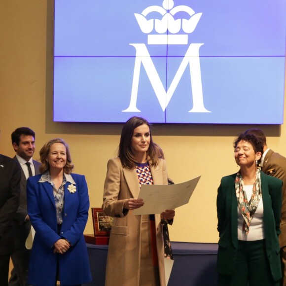 La reine Letizia d'Espagne visite l'école royale de gravure et de design pour la remise du prix "Tomas Francisco Prieto" et la promotion 7 du master en gravure et graphisme à Madrid le 8 avril 2019.
