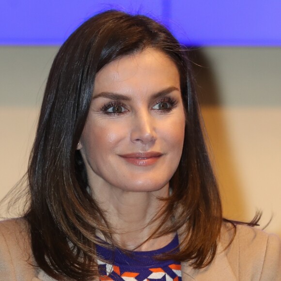 La reine Letizia d'Espagne visite l'école royale de gravure et de design pour la remise du prix "Tomas Francisco Prieto" et la promotion 7 du master en gravure et graphisme à Madrid le 8 avril 2019.