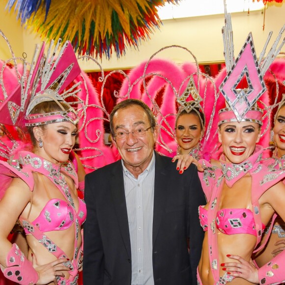 Exclusif - Le journaliste et présentateur de télévision français Jean-Pierre Pernaut pose avec les danseuses du Moulin Rouge à Paris, France, le 31 janvier 2019. © Marc Ausset-Lacroix/Bestimage