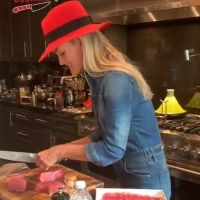 Laeticia Hallyday cuisinière stylée avec Joy, pour l'anniversaire d'un ami cher