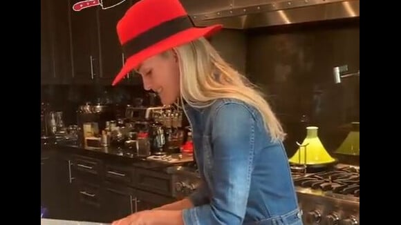 Laeticia Hallyday prépare un repas d'anniversaire pour son ami Jean-Claude Sindres dans sa maison de Pacific Palisades, à Los Angeles, le 8 avril 2019.