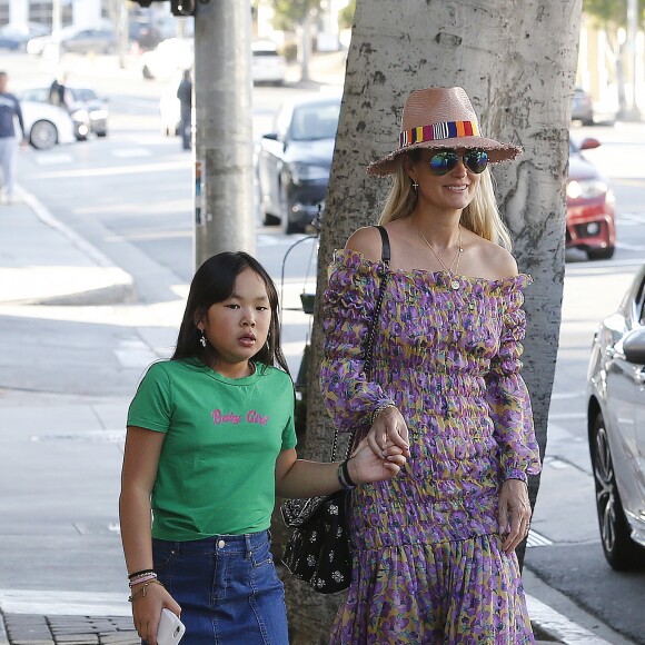 Laeticia Hallyday et sa fille Joy - Laeticia Hallyday et ses filles Jade et Joy arrivent au restaurant Gladstones pour déjeuner à Los Angeles, le 30 mars 2019.