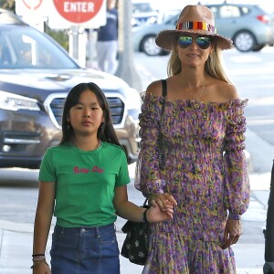 Laeticia Hallyday et sa fille Joy - Laeticia Hallyday et ses filles Jade et Joy arrivent au restaurant Gladstones pour déjeuner à Los Angeles, le 30 mars 2019.