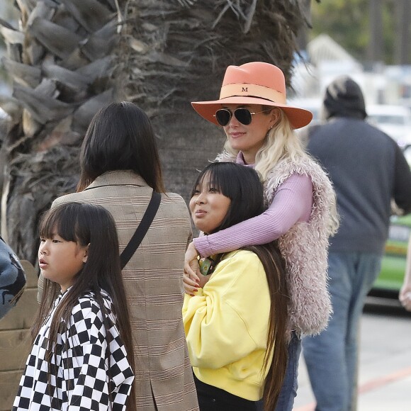 Laeticia Hallyday est allée déjeuner avec ses filles Jade et Joy, sa mère Françoise Thibault et la compagne de son frère, Maryline Issartier au restaurant Ivy à Santa Monica le 9 mars 2019.