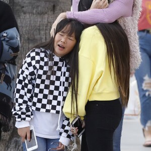 Laeticia Hallyday est allée déjeuner avec ses filles Jade et Joy, sa mère Françoise Thibault et la compagne de son frère, Maryline Issartier au restaurant Ivy à Santa Monica le 9 mars 2019.