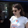 Emma Roberts porte un t-shirt blanc sans soutien-gorge dans les rues de Los Angeles, le 9 avril 2019.