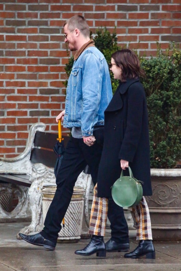 Exclusif - Emma Roberts et son nouveau compagnon Garrett Hedlund se promènent dans les rues de New York puis se rendent dans un hôtel le 31 mars 2019.
