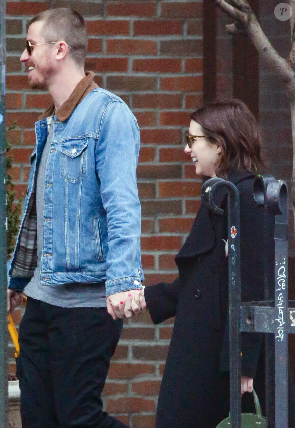 Exclusif - Emma Roberts et son nouveau compagnon Garrett Hedlund se promènent dans les rues de New York puis se rendent dans un hôtel le 31 mars 2019.