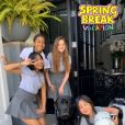 Laeticia Hallyday publie une photo de ses filles Jade et Joy et leurs chiens pour le début des vacances scolaires américaines sur Instagram le 13 avril 2018.