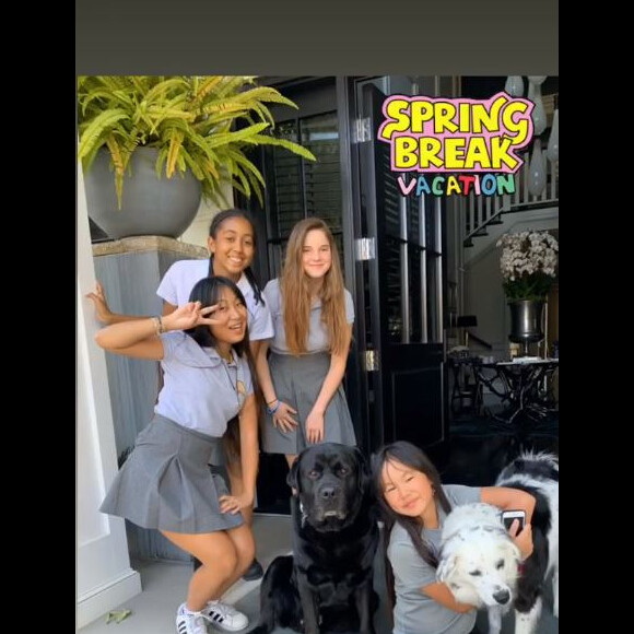 Laeticia Hallyday publie une photo de ses filles Jade et Joy et leurs chiens pour le début des vacances scolaires américaines sur Instagram le 13 avril 2018.