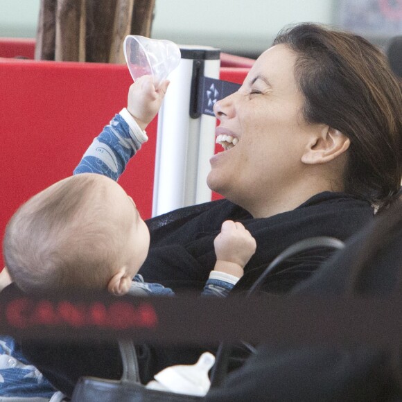 Exclusif - Eva Longoria s'amuse avec son fils Santiago en attendant un vol à Toronto au Canada le 4 avril 2019.